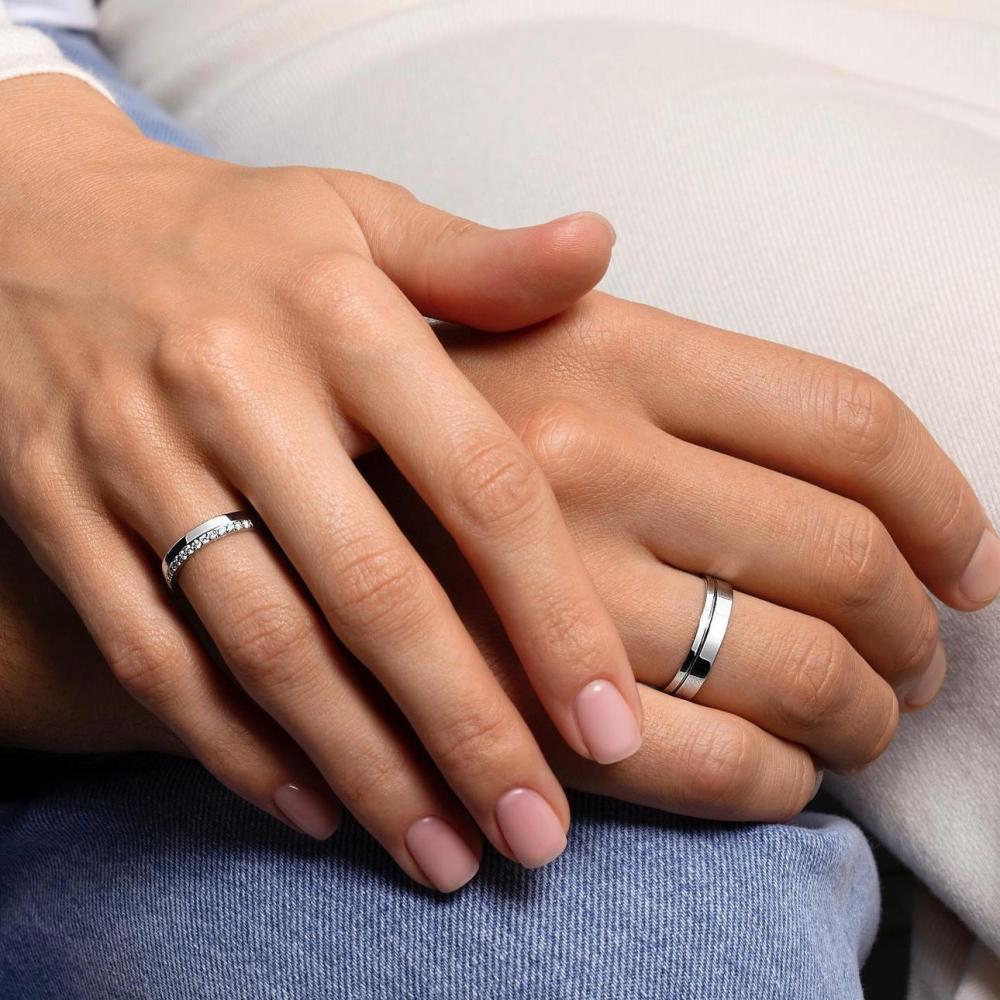 Romantic couple wearing 925 silver customised couple rings with name engraving